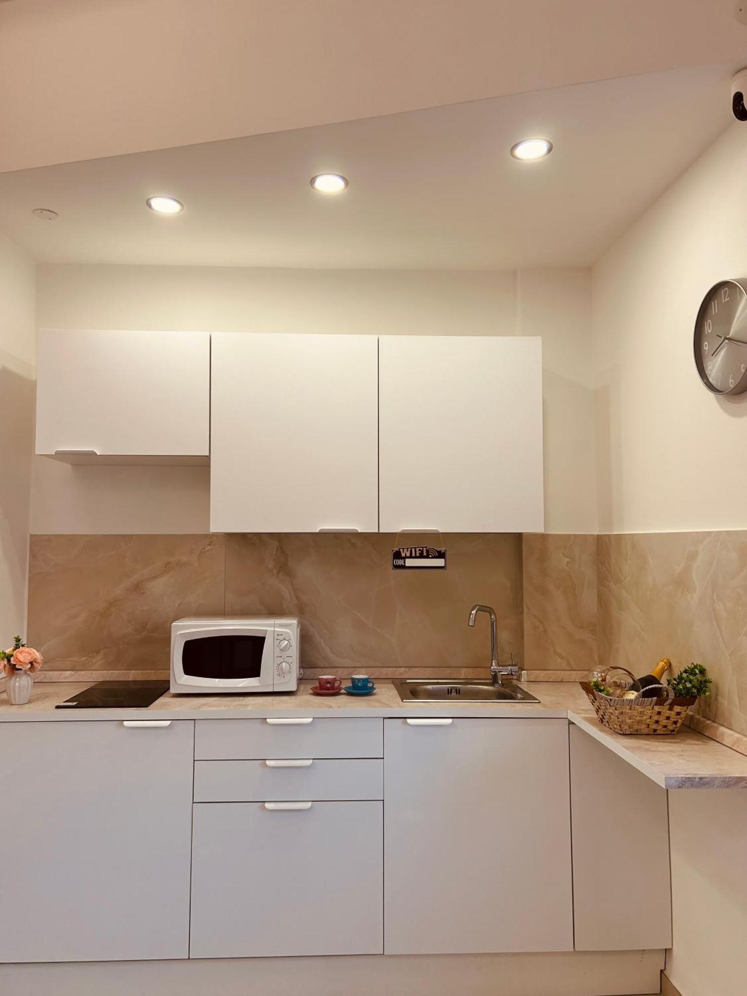 - 200m Dalla Metro A Bed & Breakfast *